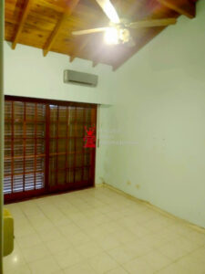 Habitación con ventana balcón, cielorraso de madera y calefacción. Venta hermosa casa de 2 plantas en Quilmes.