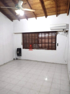 Habitación con ventanal, persiana de madera y calefacción. Venta hermosa casa de 2 plantas en Quilmes.