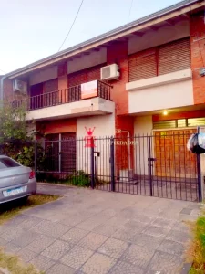 Frente. Venta hermosa casa de 2 plantas en Quilmes.