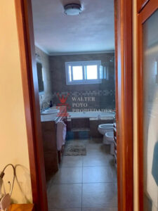 Baño con bañera. Venta casa de categoría en Ezpeleta.