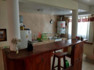 Vendo Casa. Cocina muy iluminada con desayunador rústico.