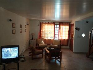 Amplio living con ventanal al frente. Vendo Dúplex en Santa Clara del Mar.